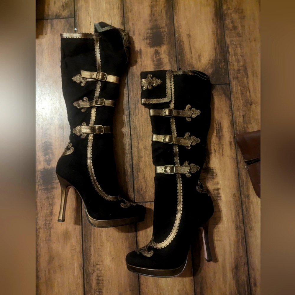 Beautiful Ladies Corsair Boots Size 9 Brown and Gold